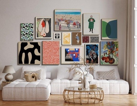 Salon chaleureux avec mur de cadres formant une galerie d