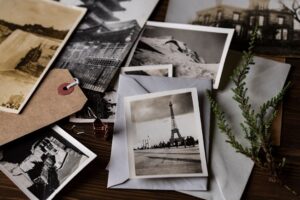 Photographies noir et blanc anciennes et enveloppes sur une table